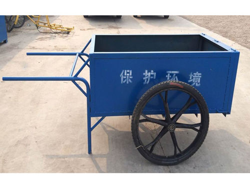 掛車?yán)?/></p><p><strong>掛車?yán)?/strong>的特點(diǎn)：</p><p>1.配有塑料手柄和腳輪，操作方便，移動(dòng)靈活。</p><p>2.特殊結(jié)構(gòu)設(shè)計(jì)配合壓縮垃圾車，實(shí)現(xiàn)白色傾倒。</p><p>3.高密度耐沖擊聚乙烯注射成型具有強(qiáng)度高、使用壽命長、耐腐蝕、耐熱、耐酸、耐堿、耐腐蝕、耐沖擊、無釘子、無毒、無味、易操作、清潔消毒、不腐爛、無污染、經(jīng)濟(jì)環(huán)保、方便衛(wèi)生等優(yōu)點(diǎn)。</p><p>4.帶蓋的封閉結(jié)構(gòu)，防止垃圾溢出。</p><p>5.瓶蓋填塞嚴(yán)密，桶體不隨時(shí)間推移而變形。</p><p>6.桶體和蓋體采用高密度抗沖擊聚乙烯(HDPE)一次性注射成型。</p><p>7.加熱、防凍和防腐化學(xué)品。所用原料的熔化溫度不低于120℃，增白溫度不低于100℃，軟化溫度不低于110℃，耐低溫性可達(dá)到-20-30℃。</p><p>8.所有塑料桶均填充防紫外線材料，油漆光亮耐用。</p><p><strong>掛車?yán)?/strong>廣泛用于公共衛(wèi)生。在生活垃圾集中收集過程中，對(duì)垃圾進(jìn)行分類，并配備自動(dòng)裝卸垃圾車(斗式垃圾車)，自動(dòng)傾倒垃圾，基本實(shí)現(xiàn)了整個(gè)過程的機(jī)械化。掛車?yán)笆歉鞣N生活垃圾和醫(yī)療垃圾集中處理過程中垃圾運(yùn)輸?shù)暮霉ぞ摺?/p><p>一般來說，如果相同規(guī)格的塑料垃圾桶由相同的材料制成，越重越好，這是不對(duì)的。不誠實(shí)的塑料垃圾桶制造商會(huì)在塑料垃圾桶中添加石粉(碳酸鈣)，以增加塑料垃圾桶的重量，但其結(jié)果是塑料垃圾桶的韌性降低，容易斷裂，塑料垃圾桶的使用壽命大大縮短。因此，我們應(yīng)該選擇價(jià)格合理、質(zhì)量有保障的正規(guī)垃圾桶制造商。</p><p>塑料環(huán)衛(wèi)垃圾桶在外觀上更符合現(xiàn)代市容建設(shè)的需要，非常實(shí)用。塑料垃圾桶主要是環(huán)保和綠色的。當(dāng)然，還有其他顏色，如藍(lán)色、黑色、紅色和綠色。塑料垃圾桶也可以從各種類型中選擇，例如帶輪子的移動(dòng)式、腳踏式、開蓋式等。</p><p>塑料環(huán)衛(wèi)垃圾桶一般分為四種顏色，分別有以下不同含義：</p><p>1.紅色：代表危險(xiǎn)物質(zhì)，有時(shí)用橙色標(biāo)記。有害物質(zhì)包括廢電池、熒光燈管、油漆、過期藥品、化妝品和其他具有一定污染危害的不可回收物質(zhì)。</p><p>2.綠色：如果是各種塑料垃圾桶的組合，綠色代表廚房垃圾。廚房垃圾可以用作植物養(yǎng)分的肥料。土壤被掩埋后，可以被自然微生物和植物分解吸收，起到廢物再利用的作用。</p><p>3.藍(lán)色：表示可回收的廢物，包括塑料、紙張、金屬和其他有價(jià)值的物質(zhì)，將被納入廢物回收系統(tǒng)進(jìn)行資源回收。</p><p>4.黑色：除有害物質(zhì)和可回收物質(zhì)以外的垃圾、磚瓦、陶瓷、爐渣和其他難以回收的廢物。這些物質(zhì)通常被焚燒、掩埋等。</p>  <p>
    文章標(biāo)題：<a href=