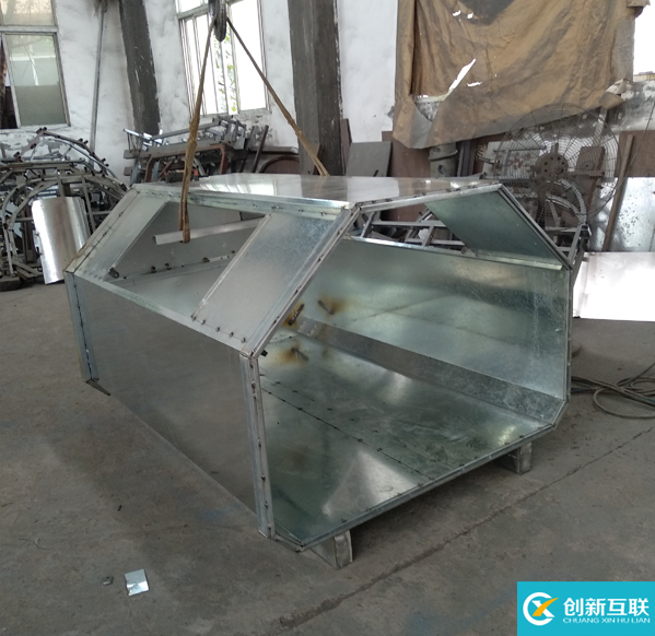 小型鉤臂式垃圾箱加工現場