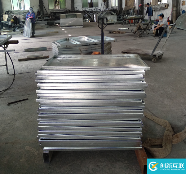 小型鉤臂式垃圾箱加工現場