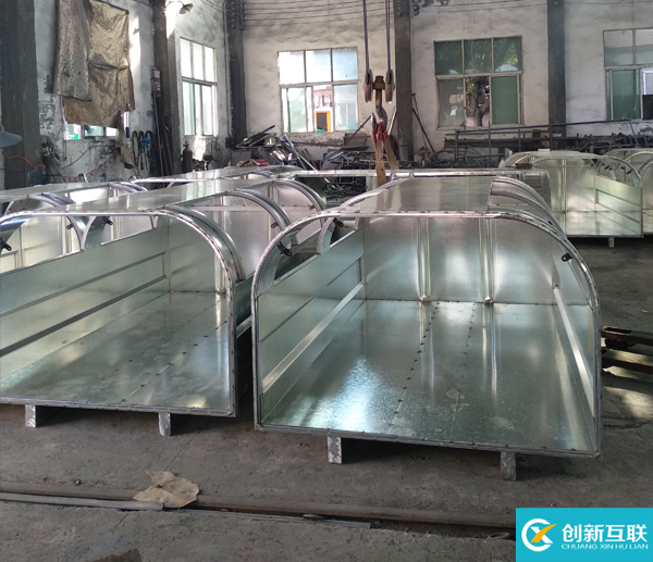 生活垃圾勾臂箱,公共大垃圾箱焊接加工現(xiàn)場制作