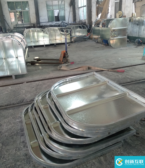 生活垃圾勾臂箱,公共大垃圾箱焊接加工現(xiàn)場制作