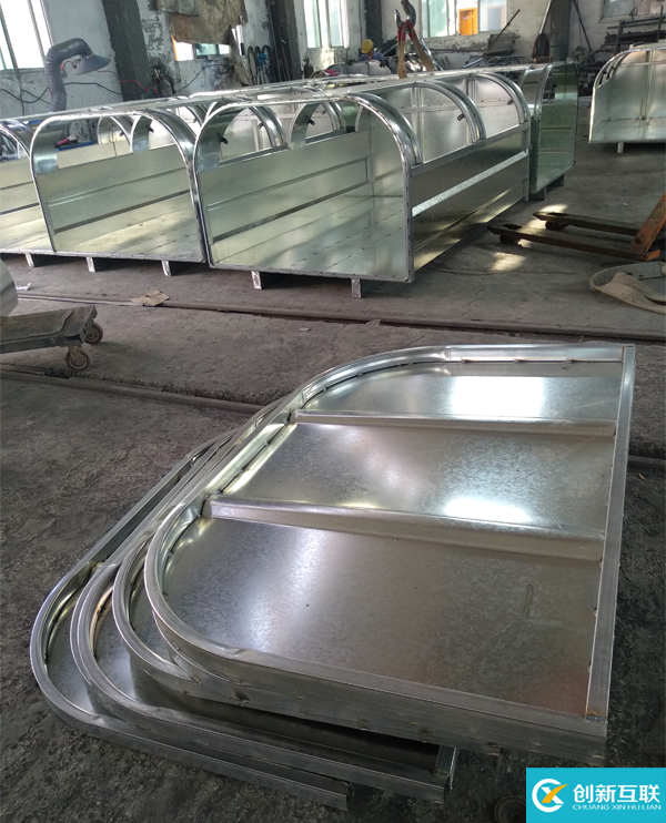 生活垃圾勾臂箱,公共大垃圾箱焊接加工現(xiàn)場制作