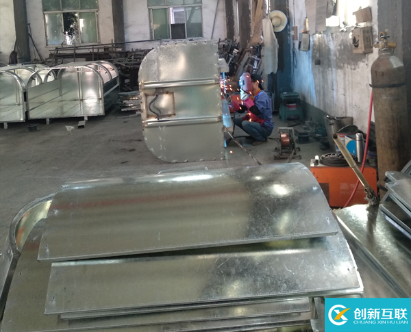 生活垃圾勾臂箱,公共大垃圾箱焊接加工現(xiàn)場制作(圖4)