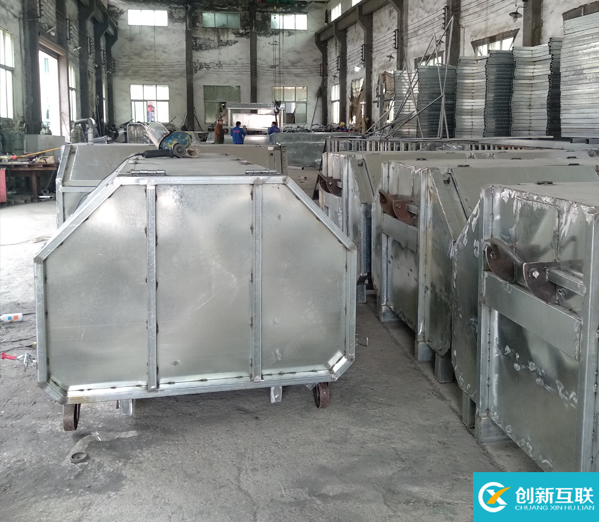 廠家加工垃圾收集箱垃圾轉(zhuǎn)運(yùn)箱排好隊等待裝車
