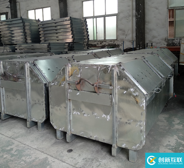 廠家加工垃圾收集箱垃圾轉(zhuǎn)運(yùn)箱排好隊等待裝車