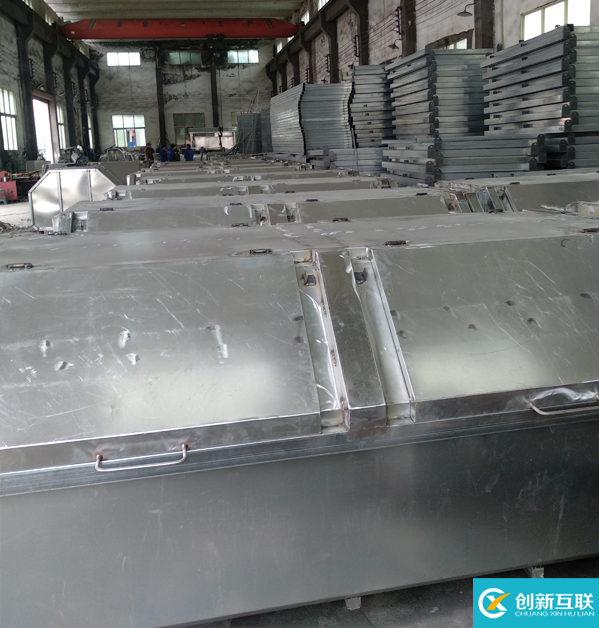 廠家加工垃圾收集箱垃圾轉(zhuǎn)運(yùn)箱排好隊等待裝車