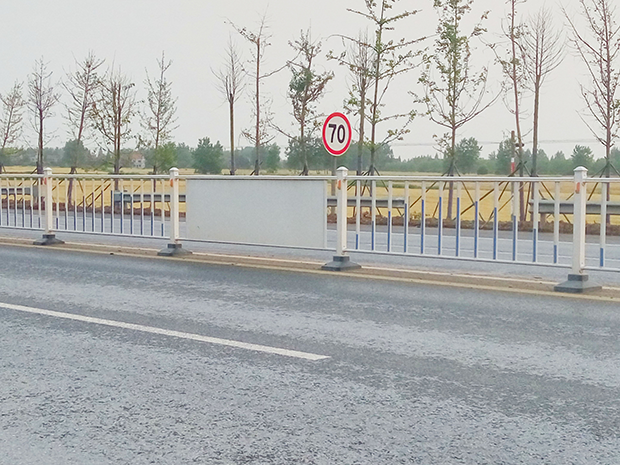 城市道路鋅鋼護(hù)欄的功能介紹，道路<a   target=_blank class=infotextkey>護(hù)欄廠家</a>選擇